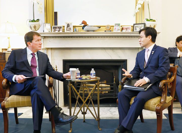 [서울=뉴시스] 여한구 산업통상자원부 통상교섭본부장이 26일 미국 워싱턴 D.C. 미국 의회 빌 해거티 상원의원 집무실에서 빌 해거티 미국 상원의원과 면담을 하고 있다. (사진=산업통상자원부 제공) 2025.06.27. photo@newsis.com *재판매 및 DB 금지