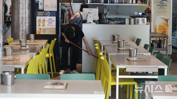 [서울=뉴시스] 권창회 기자 =지난 27일 서울 중구 명동 거리 내 한 매장에서 자영업자들이 손님맞이 준비를 하고 있다. 2025.07.05. kch0523@newsis.com