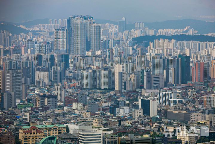 [서울=뉴시스] 정병혁 기자 = 27일 서울 중구 남산에서 서울시내 아파트가 보이고 있다. 정부가 오는 28일부터 수도권·규제지역 내 주택담보대출(주담대) 최대한도를 6억원으로 제한한다. 생애 최초 주택구입 목적 주택담보대출 주택담보인정비율(LTV)도 현행 80%에서 70%로 강화한다. 정부는 긴급 가계부채 점검회의를 열고 가계대출 총량관리목표 50% 감축, 수도권·규제지역 추가 주택구입 목적 주담대 금지, 수도권·규제지역 주담대 한도 6억원 제한, 수도권·규제지역 생애최초 LTV 80%→70% 강화 및 6개월 내 전입의무 등 수도권에 집중된 가계부채 관리방안을 확정했다. 2025.06.27. jhope@newsis.com