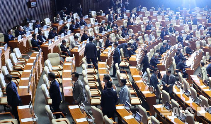 [서울=뉴시스] 김명년 기자 = 국민의힘 의원들이 27일 오후 서울 여의도 국회에서 열린 본회의에서 여당 주도의 상임위원장 선출에 반대하며 퇴장하고 있다. 2025.06.26. kmn@newsis.com