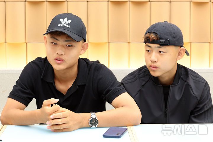 [인천공항=뉴시스] 이영환 기자 = FC 바르셀로나 유스팀에 입단한 쌍둥이 형제 이대한(왼쪽), 이민국이 지난 27일 오후 인천국제공항 제1여객터미널을 통해 귀국해 뉴시스와 인터뷰를 하고 있다.  2025.06.28. 20hwan@newsis.com