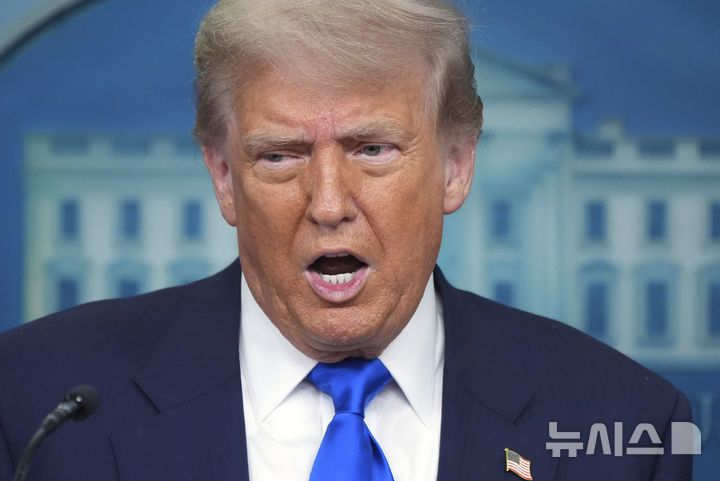 [워싱턴=AP/뉴시스] 도널드 트럼프 미국 대통령이 29일(현지 시간) 공개된 폭스뉴스와 인터뷰에서 이란이 평화롭게 행동한다면 제재를 해제할 것이라고 말했다. 사진은 트럼프 대통령이 지난 27일 백악관 브리핑룸에서 기자들의 질문에 답변하는 모습. 2025.06.30.