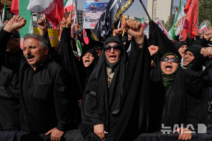 [테헤란=AP/뉴시스] 28일 이란 테헤란에서 거행된 이스라엘으로 사망한 군 지휘관과 핵 과학자 60여명에 대한 합동 장례식에서 추모객들이 이스라엘과 미국을 비난하는 구호를 외치고 있다. 2025.06.28.