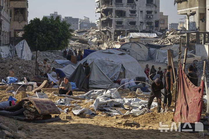 [가자시티=AP/뉴시스] 28일(현지 시간) 가자지구 가자시티 피란민 천막촌에서 이스라엘의 공습을 받은 팔레스타인 난민들이 천막 잔해를 정리하고 있다. 2025.06.29.