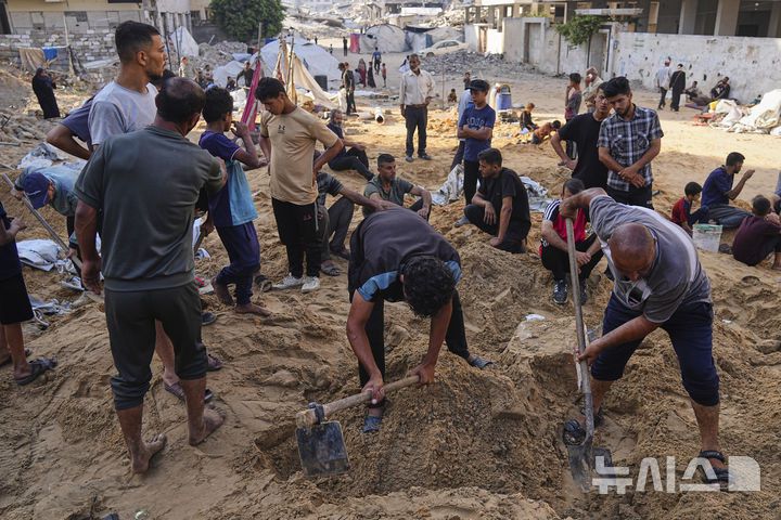 [가자시티=AP/뉴시스] 28일(현지 시간) 가자지구 가자시티 피란민 천막촌에서 이스라엘의 공습을 받은 팔레스타인 난민들이 모래를 파헤치며 소지품을 찾고 있다. 2025.06.29.