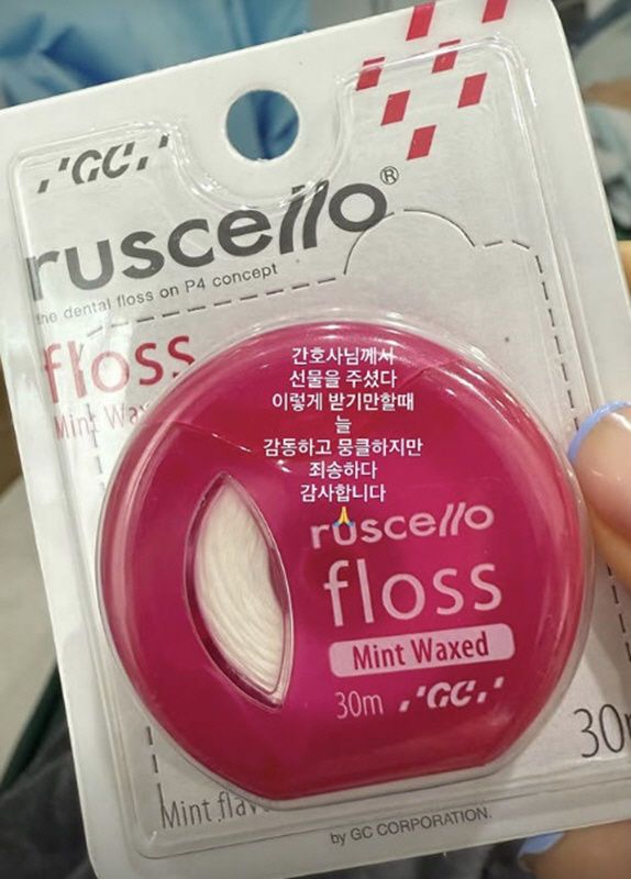 [서울=뉴시스] 배우 고현정이 치과 간호사에게 받은 치실 선물을 인증했다. (사진=고현정 인스타그램 캡처) 2025.06.28. photo@newsis.com *재판매 및 DB 금지