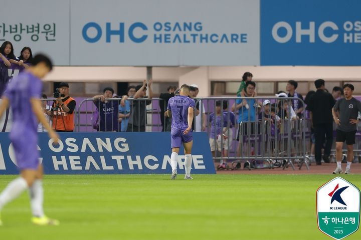 [안양=뉴시스]K리그1 FC안양 마테우스 퇴장. (사진=한국프로축구연맹 제공)