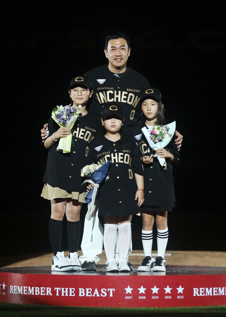 [서울=뉴시스] 프로야구 SSG 랜더스의 김강민이 28일 인천 SSG랜더스필드에서 열린 2025 KBO리그 한화 이글스와의 경기가 끝난 뒤 진행된 은퇴식에서 자녀들과 함께 기념 촬영을 하고 있다. (사진=SSG 랜더스 제공) 2025.06.28. *재판매 및 DB 금지