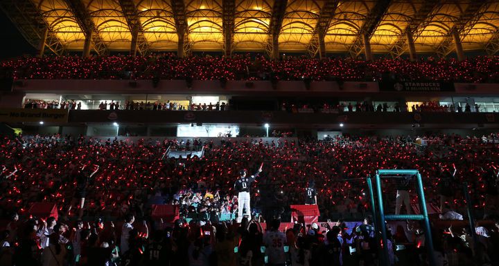 [서울=뉴시스] 프로야구 SSG 랜더스의 김강민이 28일 인천 SSG랜더스필드에서 열린 2025 KBO리그 한화 이글스와의 경기가 끝난 뒤 진행된 은퇴식에서 팬들과 기념사진을 찍고 있다. (사진=SSG 랜더스 제공) 2025.06.28.  *재판매 및 DB 금지