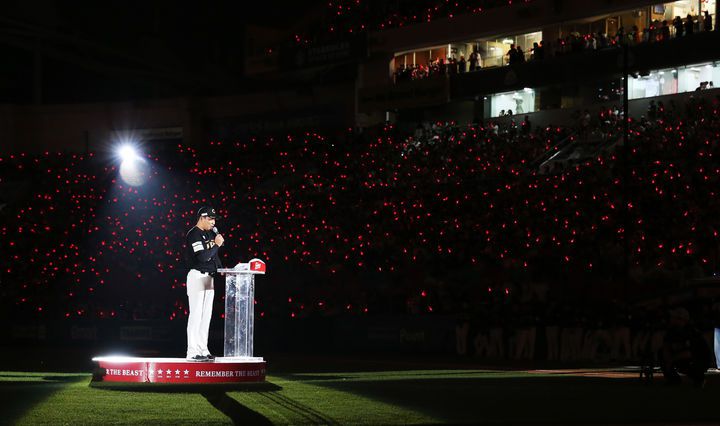 [서울=뉴시스] 프로야구 SSG 랜더스의 김강민이 28일 인천 SSG랜더스필드에서 열린 2025 KBO리그 한화 이글스와의 경기가 끝난 뒤 진행된 은퇴식에서 은퇴사를 전하고 있다. (사진=SSG 랜더스 제공) 2025.06.28.  *재판매 및 DB 금지