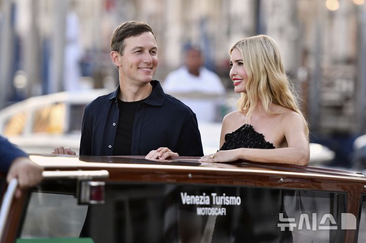 [베네치아= AP/뉴시스] 배를 타고 28일(현지시간) 베네치아의 베조스 결혼식에 가는 이방카 트럼프 -제러드 쿠쉬너 부부 2025. 06.29.
