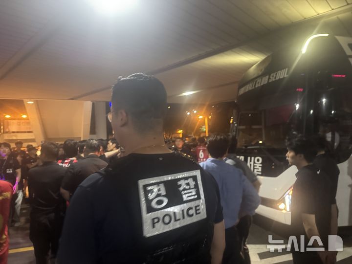 [서울=뉴시스] 김진엽 기자= 핵심 미드필더 기성용의 프로축구 K리그1 포항스틸러스 이적에 뿔난 K리그1 FC서울 팬들이 29일 오후 서울월드컵경기장에서 열린 포항과의 하나은행 K리그1 2025 21라운드 홈 경기 이후 선수단 버스를 막고 항의한 가운데, 경찰이 현장 상황을 정리하고 있다. 2025.06.29. wlsduq123@newsis.com