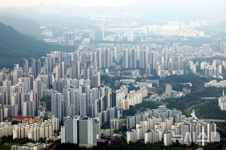 [서울=뉴시스] 박주성 기자 = 정부가 수도권과 규제지역의 주택담보대출 한도를 6억원으로 제한하는 초강수 조치를 펴면서 서울 아파트의 74%가 주담대 제한 영향권에 들게 된다는 분석이 나왔다. 부동산R114의 수도권 아파트 평균 시세를 보면 서울 전체 25개 구 가운데 18개 구의 대출액이 종전보다 줄어들 것으로 예상했다.  사진은 29일 서울 송파구 롯데월드타워 전망대 서울스카이에서 바라본 서울시내 아파트의 모습. 2025.06.29. park7691@newsis.com