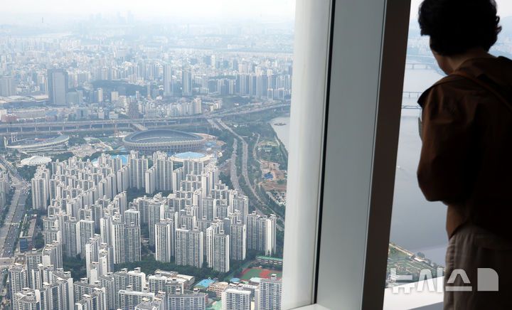 [서울=뉴시스] 박주성 기자 = 29일 서울 송파구 롯데월드타워 전망대 서울스카이에서 바라본 서울시내 아파트의 모습. 2025.06.29. park7691@newsis.com