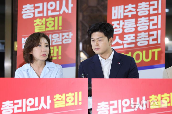 [서울=뉴시스] 김금보 기자 = 김용태(오른쪽) 국민의힘 비상대책위원장이 29일 서울 여의도 국회 로텐더홀에서 김민석 국무총리 인사 철회와 더불어민주당의 법제사법위원회 위원장직 반환을 요구하며 철야 농성중인 나경원 의원을 만나고 있다. 2025.06.29. kgb@newsis.com