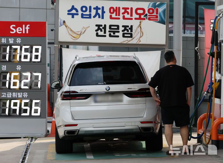 [서울=뉴시스] 조성우 기자 = 전국 주유소의 기름값이 2주 연속 상승한 가운데 29일 서울 시내 한 주유소에 유가 정보가 표시돼 있다. 2025.06.29. xconfind@newsis.com