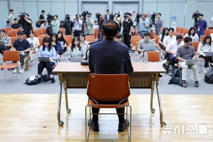[서울=뉴시스] 조성우 기자 = 구윤철 경제부총리 겸 기획재정부 장관 후보자가 29일 오후 서울 중구 예금보험공사에서 열린 기자간담회에서 발언하고 있다. 2025.06.29. xconfind@newsis.com
