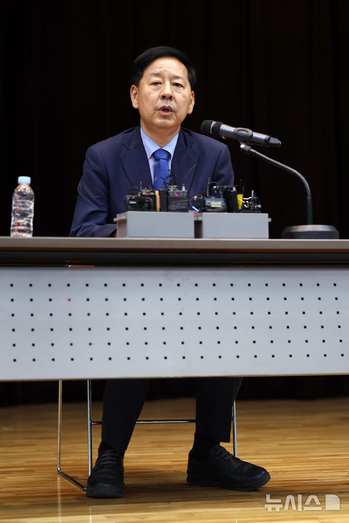 [서울=뉴시스] 조성우 기자 = 구윤철 경제부총리 겸 기획재정부 장관 후보자가 29일 오후 서울 중구 예금보험공사에서 열린 기자간담회에서 발언하고 있다. 2025.06.29. xconfind@newsis.com