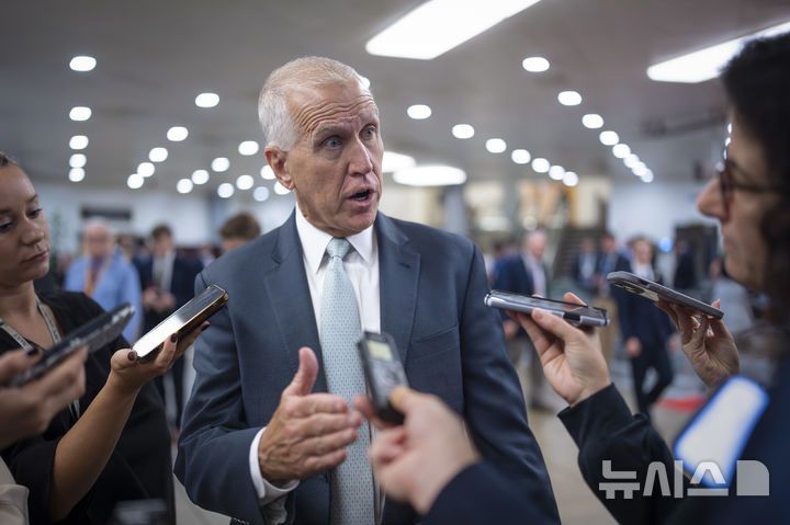 [워싱턴=AP/뉴시스] 도널드 트럼프 미국 대통령 감세 법안에 반대했다는 이유로 공격을 받아온 톰 틸리스(공화·노스캐롤라이나) 상원의원이 29일(현지 시간) 다음 선거에 출마하지 않겠다고 밝혔다. 사진은 사진은 틸리스 의원이 지난 25일 미 의회에서 기자들의 질문에 답하는 모습.