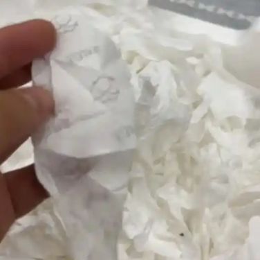 [서울=뉴시스]중국에서 한 소비자가 복숭아를 구매한 뒤, 포장 상자 바닥에서 생리대 자투리로 보이는 완충재를 발견해 논란이 일고 있다.(사진=광명왕) *재판매 및 DB 금지