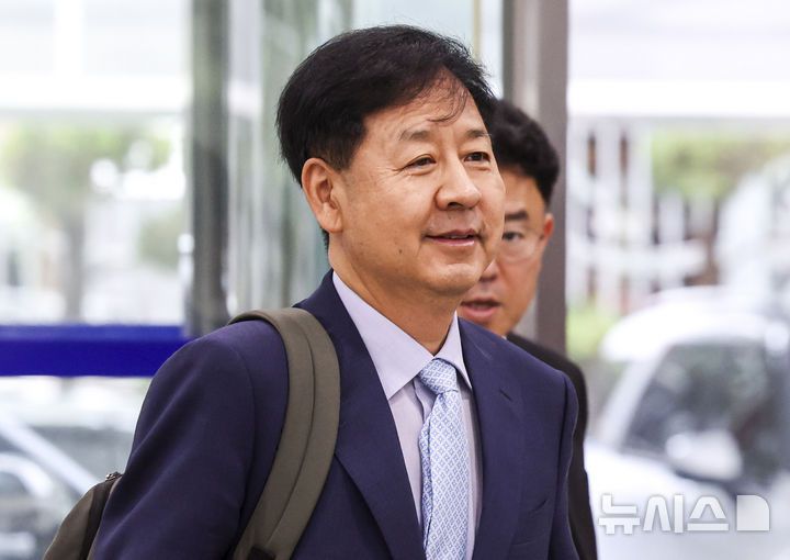 [서울=뉴시스] 김근수 기자 = 사진은 구윤철 경제부총리 겸 기획재정부 장관 후보자가 지난달 30일 서울 중구 예금보험공사에 마련된 후보자 사무실로 출근하고 있는 모습. 2025.06.30. ks@newsis.com