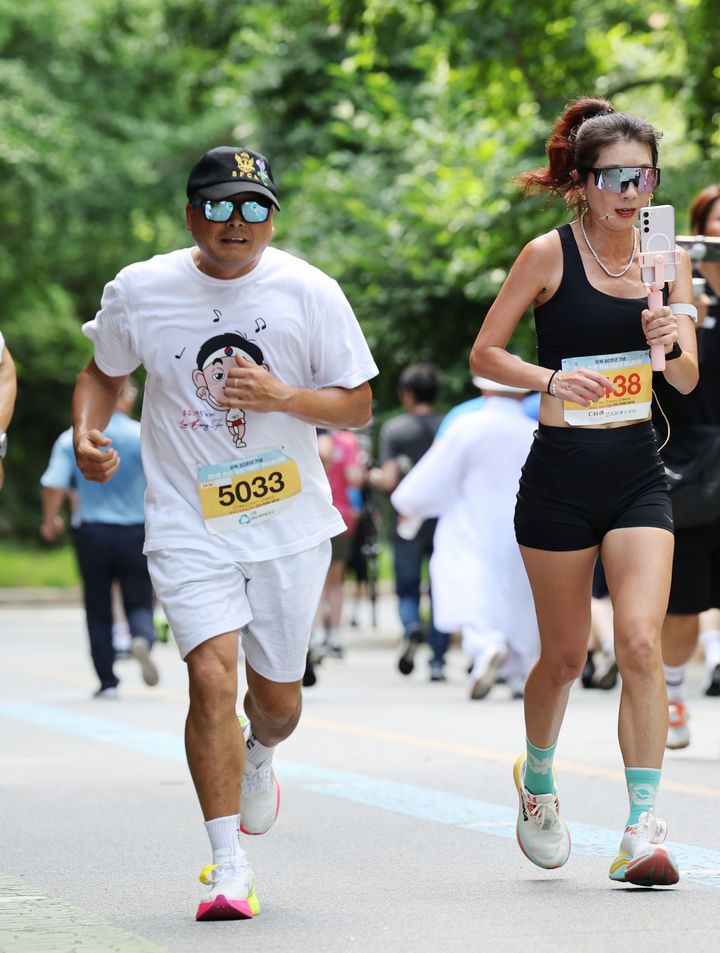 [서울=뉴시스] 마라토너 이봉주가 지난 6월29일 충남 천안시 천안독립기념관에서 열린 광복80주년 기념 제1회 천안독립기념관마라톤 대회 5키로 부문에 참석해 열심히 달리고 있다. 이봉주 선수는 5키로 25분대에 완주했다. (사진=대회 조직위 제공) 2025.06.30. photo@newsis.com *재판매 및 DB 금지