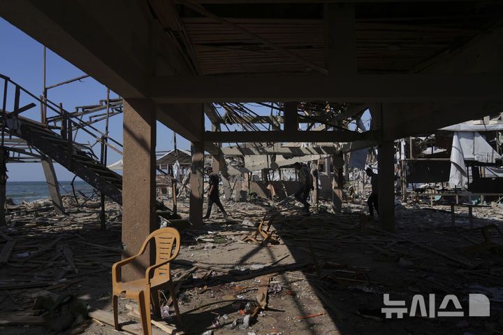 [가자시티=AP/뉴시스] 30일(현지 시간) 이스라엘군 공습을 받은 가자지구 가자시티 한 카페 모습. 2025.07.01.