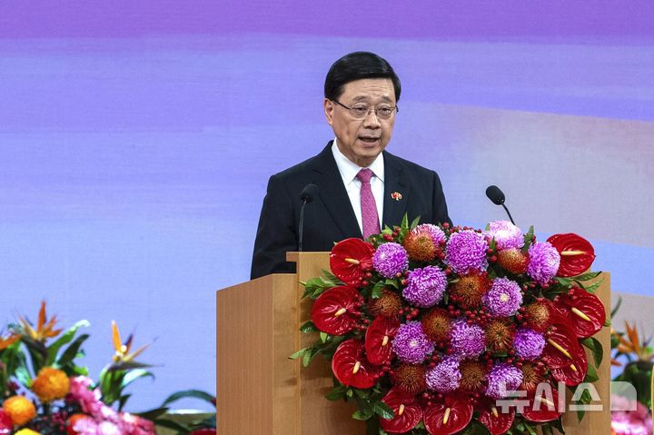 [홍콩=AP/뉴시스] ??유럽연합(EU)과 짐 리시 미국 상원 외교위원장이 홍콩국가보안법 시행 5주년을 맞아 홍콩의 자유가 위축됐다고 비판한 가운데, 중국 당국이 이를 강하게 반박하고 나섰다. 사진은 존 리 홍콩 행정장관이 1일 홍콩 반환 28주년 기념식에서 연설하는 모습. 2025.07.02