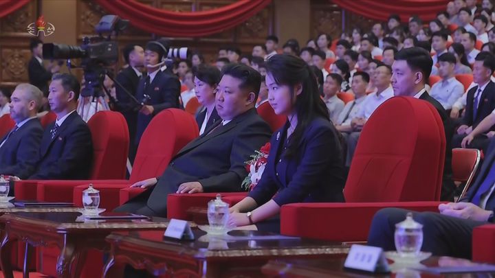 [서울=뉴시스] 김정은 북한 국무위원장이 지난 6월 29일 당 중앙위원회 본부 청사에서 올가 류비모바 러시아 문화부 장관을 접견하고 공연을 관람했다고 조선중앙TV가 30일 보도했다. 사진은 김 위원장이 딸 주애와 공연을 보는 모습. (사진=조선중앙TV 캡처) 2025.07.01. photo@newsis.com *재판매 및 DB 금지