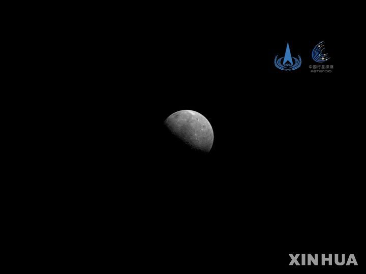 [베이징=신화/뉴시스] 1일 중국 국가항천국(CNSA)은 자국의 소행성 탐사선 ‘톈원(天?) 2호’가 우주에서 촬영한 지구와 달 사진을 공개했다. 톈원 2호가 촬영한 달의 사진. 2025.07.01