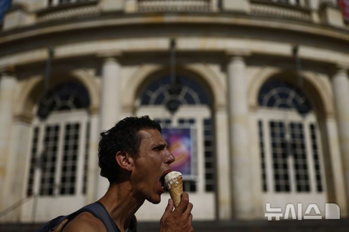 [렌=AP/뉴시스] 폭염이 이어진 1일(현지 시간) 프랑스 서부 렌에서 한 남성이 아이스크림을 먹고 있다. 2025.07.02.
