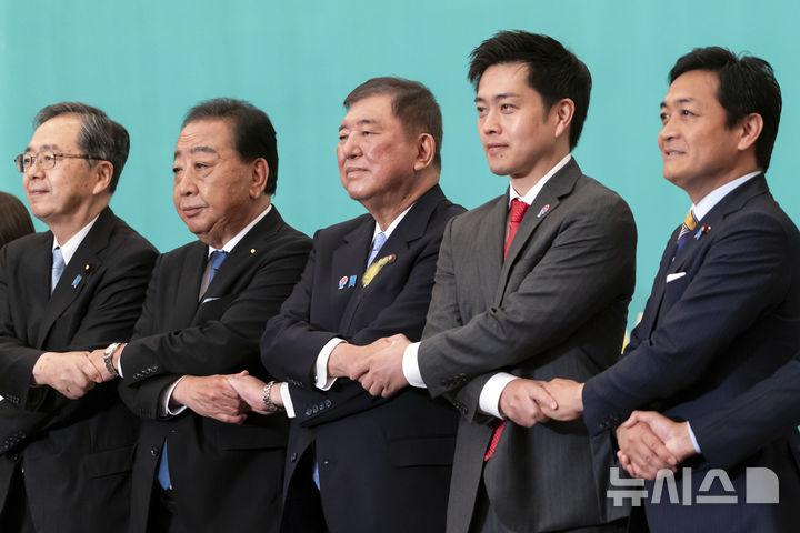 [도쿄=AP/뉴시스] 제27회 참의원(상원) 선거를 앞둔지난 2일 일본 도쿄에서 열린 토론회에 앞서 (왼쪽부터) 사이토 데쓰오 공명당 대표, 노다 요시히코 입헌민주당 대표, 이시바 시게루 일본 총리 겸 자민당 총재, 요시무라 히로후미 일본유신회 공동대표, 다마키 유이치로 국민민주당 대표가 기념촬영을 하고 있다. 2025.07.03. photo@newsis.com