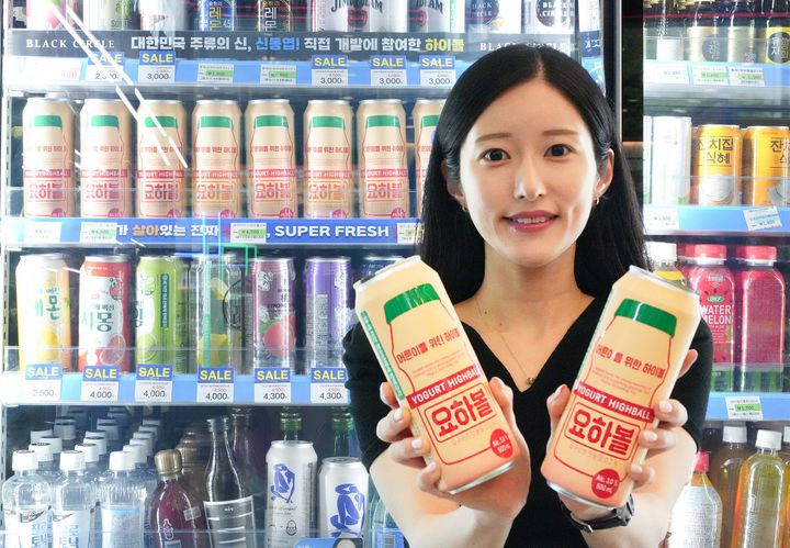 [서울=뉴시스] 편의점 세븐일레븐이 하이볼에 업계 최초로 요구르트맛을 하이볼과 결합한 '요하볼'을 새롭게 선보인다고 2일 밝혔다. (사진=세븐일레븐 제공) *재판매 및 DB 금지