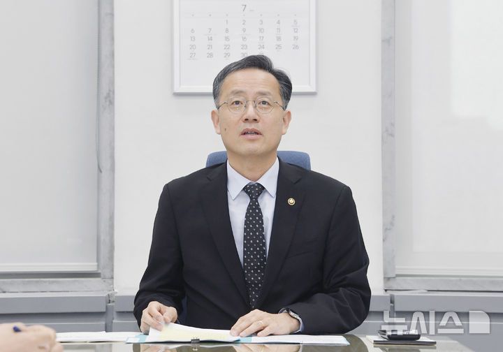 [서울=뉴시스] 이형일 기획재정부 장관 직무대행 1차관이  2일 서울 영등포구 국회의사당에서 열린 제49차 물가관계차관회의를 주재하고 있다. (사진=기획재정부 제공) 2025.07.02. photo@newsis.com