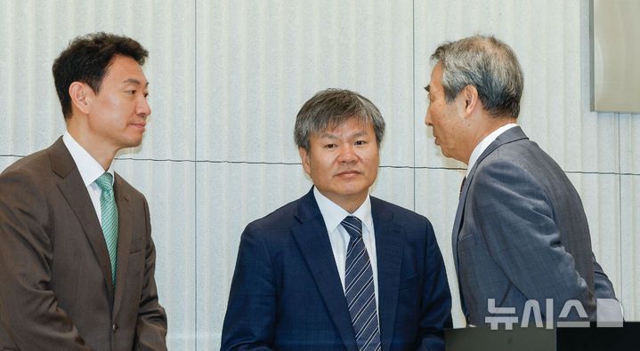 [서울=뉴시스] 윤석열 전 대통령의 부인 김건희 여사 의혹 관련 사건을 맡은 민중기(오른쪽) 특별검사가 지난 7월 2일 오전 서울 종로구 KT광화문빌딩 웨스트에 마련된 특검 사무실에서 현판 제막식에서 박상진(왼쪽부터), 문홍주 특검보와 대화를 나누고 있다. (공동취재) 2025.12.10. photo@newsis.com