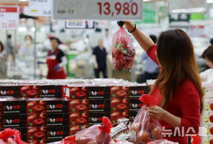 [서울=뉴시스] 조성우 기자 = 2일 서울의 한 대형마트에서 시민이 장을 보고 있다. 2025.07.02. xconfind@newsis.com