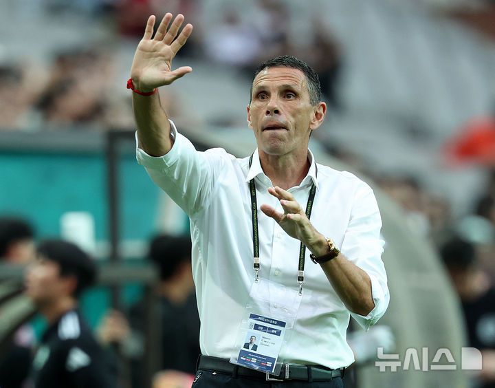 [서울=뉴시스] 이영환 기자 = 거스 포옛 전북 현대 감독이 지난 2일 오후 서울 마포구 서울월드컵경기장에서 열린 2025 하나은행 코리아컵 8강 전북 현대 모터스와 FC 서울의 경기에서 전북 현대 응원단에게 손인사를 하고 있다. 2025.07.02. 20hwan@newsis.com