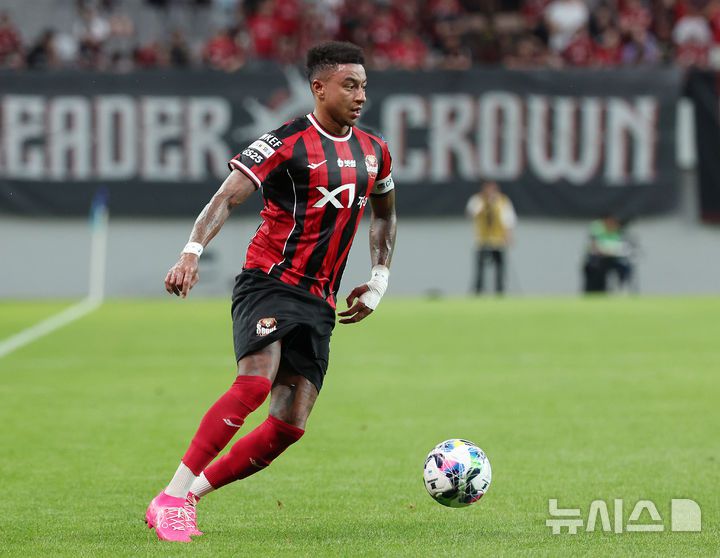 [서울=뉴시스] 이영환 기자 = 지난 7월2일 오후 서울 마포구 서울월드컵경기장에서 열린 2025 하나은행 코리아컵 8강 전북 현대 모터스와 FC 서울의 경기 전반전, FC 서울 린가드가 드리블을 하고 있다. 2025.07.02. 20hwan@newsis.com