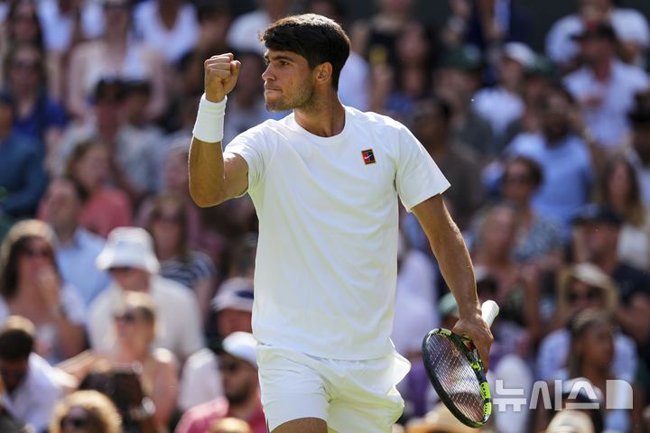 [런던=AP/뉴시스] 카를로스 알카라스(2위·스페인)가 2일(현지 시간) 영국 런던 올잉글랜드 클럽에서 열린 2025 윔블던 테니스 대회 남자 단식 2회전에서 올리버 트라베트(733위·영국)와 경기하고 있다. 3연패를 노리는 알카라스가 3-0(6-1 6-4 6-4)으로 완승하고 3회전에 진출했다. 2025.07.03.