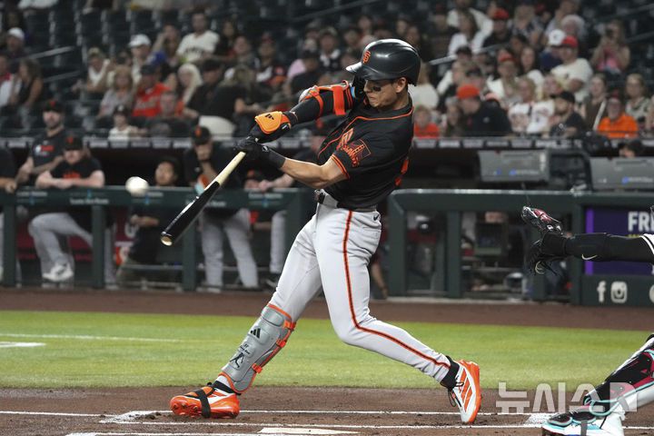 [피닉스=AP/뉴시스] 샌프란시스코 자이언츠의 이정후가 2일(현지 시간) 미 애리조나주 피닉스 체이스 필드에서 열린 2025 메이저리그 애리조나 다이아몬드백스와의 경기 1회 초 1타점 3루타를 치고 있다. 2025.07.03.