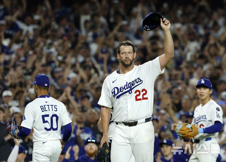 [로스앤젤레스=AP/뉴시스] LA 다저스 선발 클레이튼 커쇼가 2일(현지 시간) 미 캘리포니아주 로스앤젤레스 다저 스타디움에서 열린 2025 메이저리그 시카고 화이트삭스와 경기 6회 초 통산 3천 번째 탈삼진을 기록한 뒤 모자를 벗고 팬들에게 인사하고 있다. 커쇼는 18번째 시즌 만에 MLB 통산 20번째 3000탈삼진 고지를 밟았다. 2025.07.03.