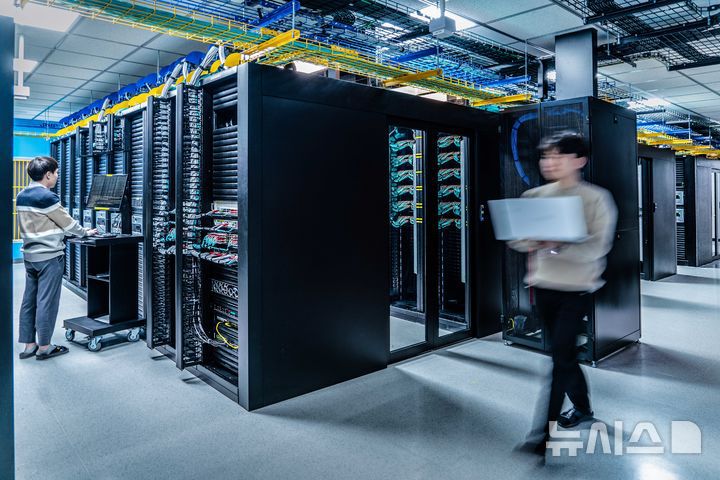 [서울=뉴시스]SK텔레콤은 세계 최고 수준의 한국어 처리 능력을 가진 한국어 특화 LLM인 A.X(에이닷 엑스) 4.0을 오픈소스로 공개했다고 3일 밝혔다. 사진은 A.X 4.0의 대규모 학습(CPT)을 진행한 SK텔레콤 자체 구축 슈퍼컴퓨터 '타이탄'. (사진=SK텔레콤 제공)