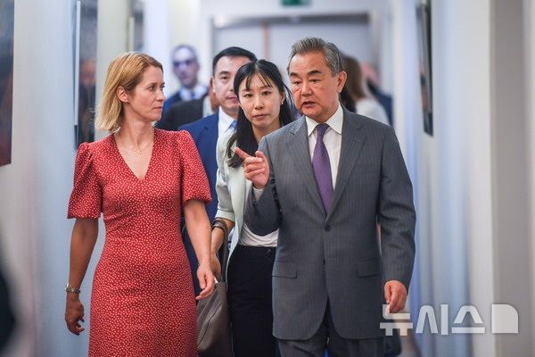 [베이징=뉴시스] 왕이 중국 공산당 중앙정치국 위원 겸 외교부장이 2일 벨기에 브뤼셀에서 제13차 중·EU 고위급 전략대화를 갖기 위해 카야 칼라스 유럽연합(EU) 외교·안보 고위대표와 만나 대화하고 있다.(사진=중국 외교부 홈페이지 갈무리) 2025.07.03 photo@newsis.com