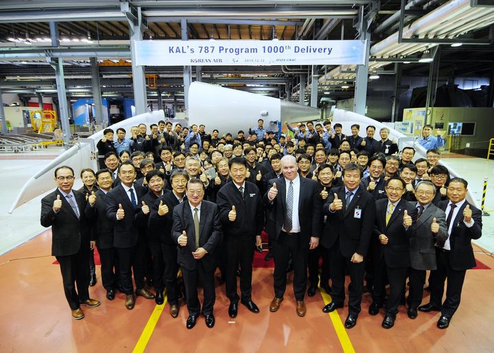[서울=뉴시스] 대한항공이 제작한 '보잉 787 드림라이너 구조물' 앞에서 대한항공 및 보잉사 관계자들의 기념 촬영을 하고 있다.(사진제공=대한항공) *재판매 및 DB 금지
