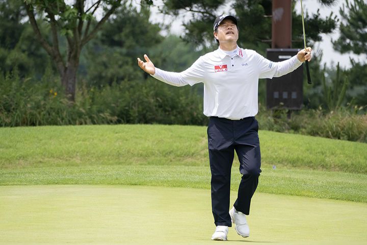 [서울=뉴시스] 나병관이 3일 충남 태안 솔라고CC 솔코스(파72)에서 열린 제29회 KPGA 시니어 선수권대회 2라운드에서 코스레코드 타이 기록을 세웠다. (사진=KPGA 제공) 2025.07.03. *재판매 및 DB 금지