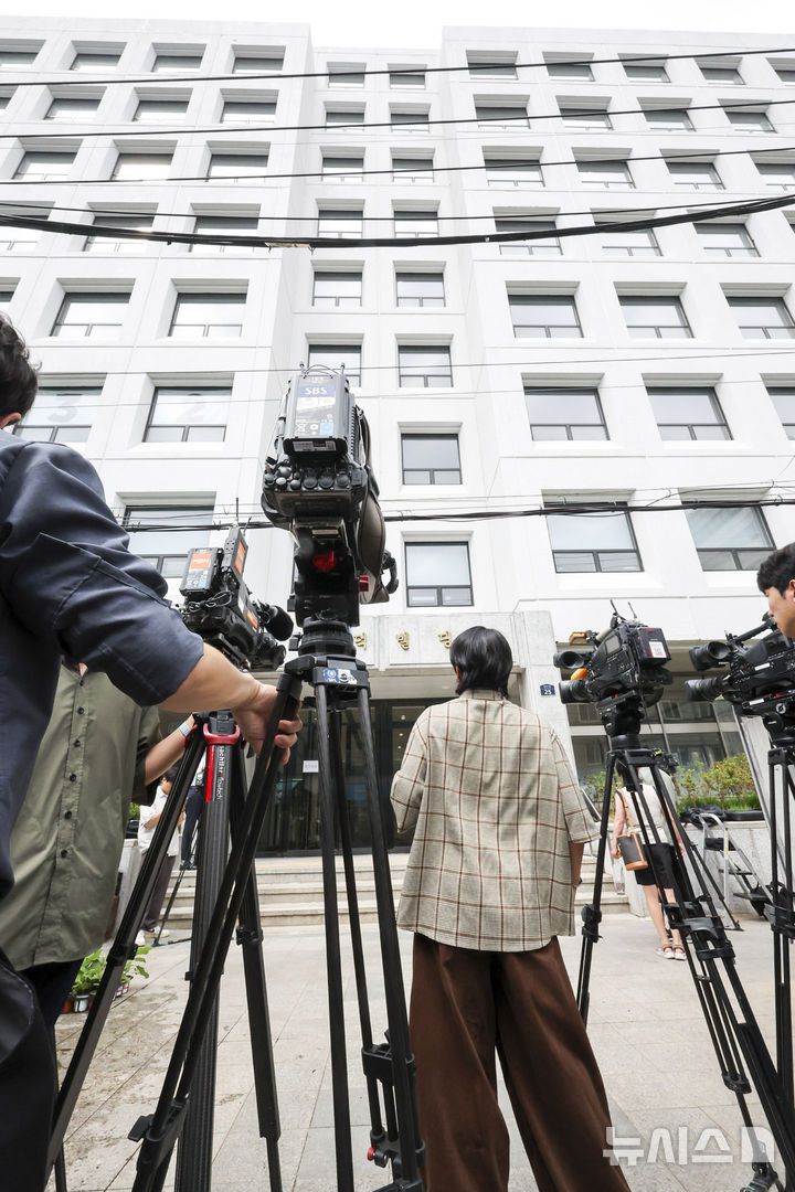 [서울=뉴시스] 조성우 기자 = 3일 서울시내 위치한 삼부토건 사무실 앞에서 취재진들이 대기하고 있다. 김건희 여사와 관련한 의혹을 수사하는 민중기 특별검사팀이 삼부토건에 대한 압수수색에 나섰다. 현판식을 열고 수사를 개시한지 이틀 만에 첫 강제수사다. 2025.07.03. xconfind@newsis.com