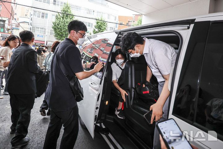 [서울=뉴시스] 조성우 기자 = 김건희 여사와 관련한 의혹을 수사하는 민중기 특별검사팀이 압수수색을 위해 3일 서울시내에 위치한 삼부토건 사무실로 들어가고 있다. 2025.07.03. xconfind@newsis.com