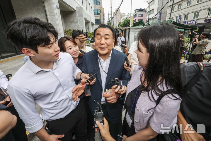 [서울=뉴시스] 조성우 기자 = 김건희 여사와 관련한 의혹을 수사하는 민중기 특별검사팀 관계자가 압수수색을 위해 3일 서울시내에 위치한 삼부토건 사무실로 들어가며 취재진의 질문을 받고 있다. 2025.07.03. xconfind@newsis.com