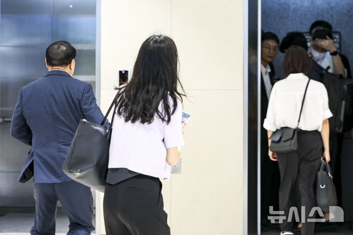 [서울=뉴시스] 조성우 기자 = 김건희 여사와 관련한 의혹을 수사하는 민중기 특별검사팀이 압수수색을 위해 3일 서울시내에 위치한 삼부토건 사무실로 들어가고 있다. 2025.07.03. xconfind@newsis.com