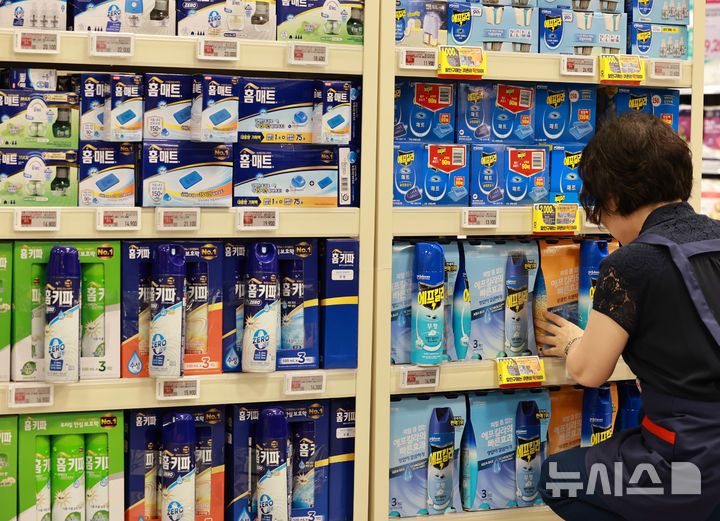 [서울=뉴시스] 이영환 기자 = 러브버그를 비롯해 모기, 해충 등이 기승을 부려 유통업계의 방충용품 매출이 증가한 지난달 3일 서울 시내의 한 대형마트에서 직원이 살충제를 진열하고 있다. 해당 사진은 기사와 직접 관련이 없습니다. 2025.07.03. 20hwan@newsis.com